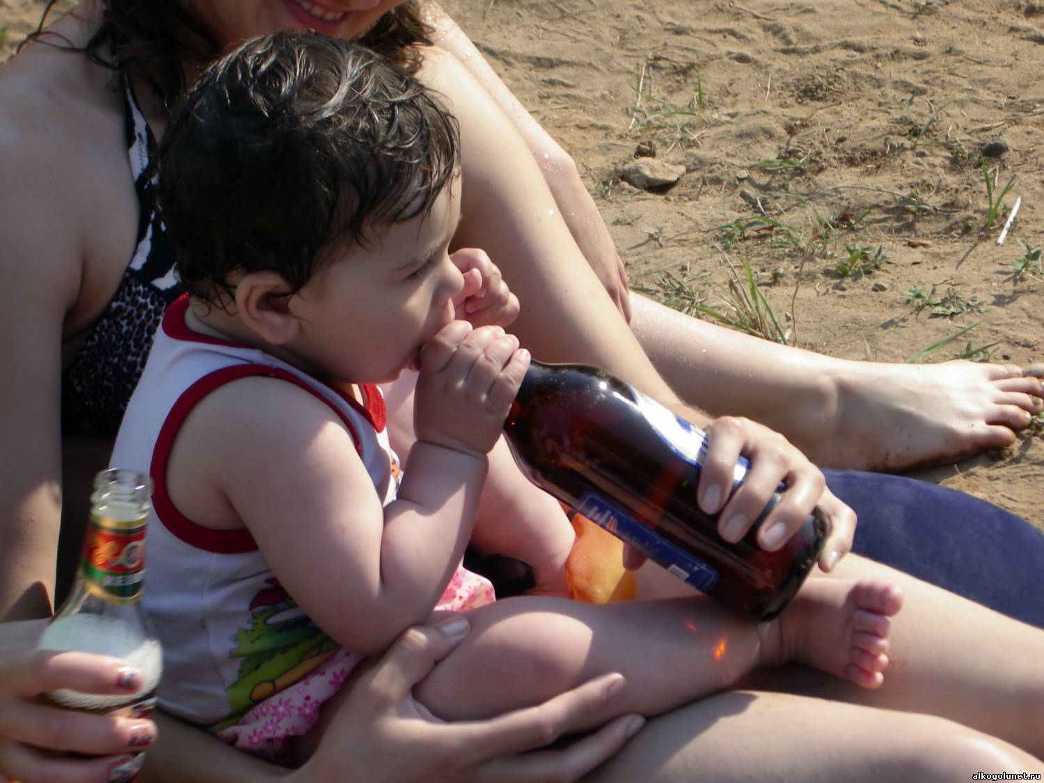 Про пьяную маму. Детский алкоголизм. Пьянство родителей при ребенке. Мамаша с пивом и ребенком. Пьянство при детях.